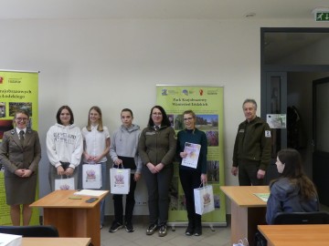 Relacja z etapu parkowego konkursu Poznajemy Parku Krajobrazowe Polski - zwycięska drużyna ze Szkoły Podstawowej nr 2 w Brzezinach, 